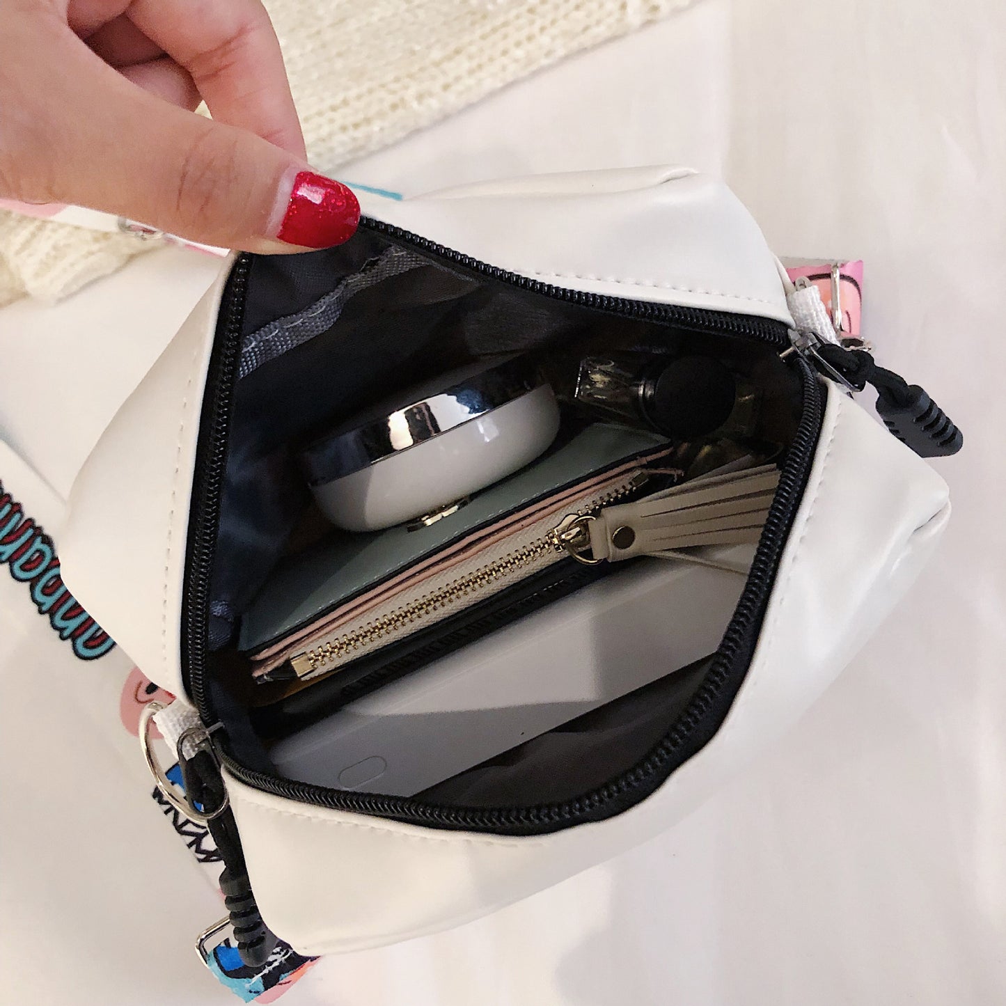 Fashionable and cute printed small bag for women 2020 autumn and winter new trendy Korean version student fashion wideband single shoulder crossbody bag