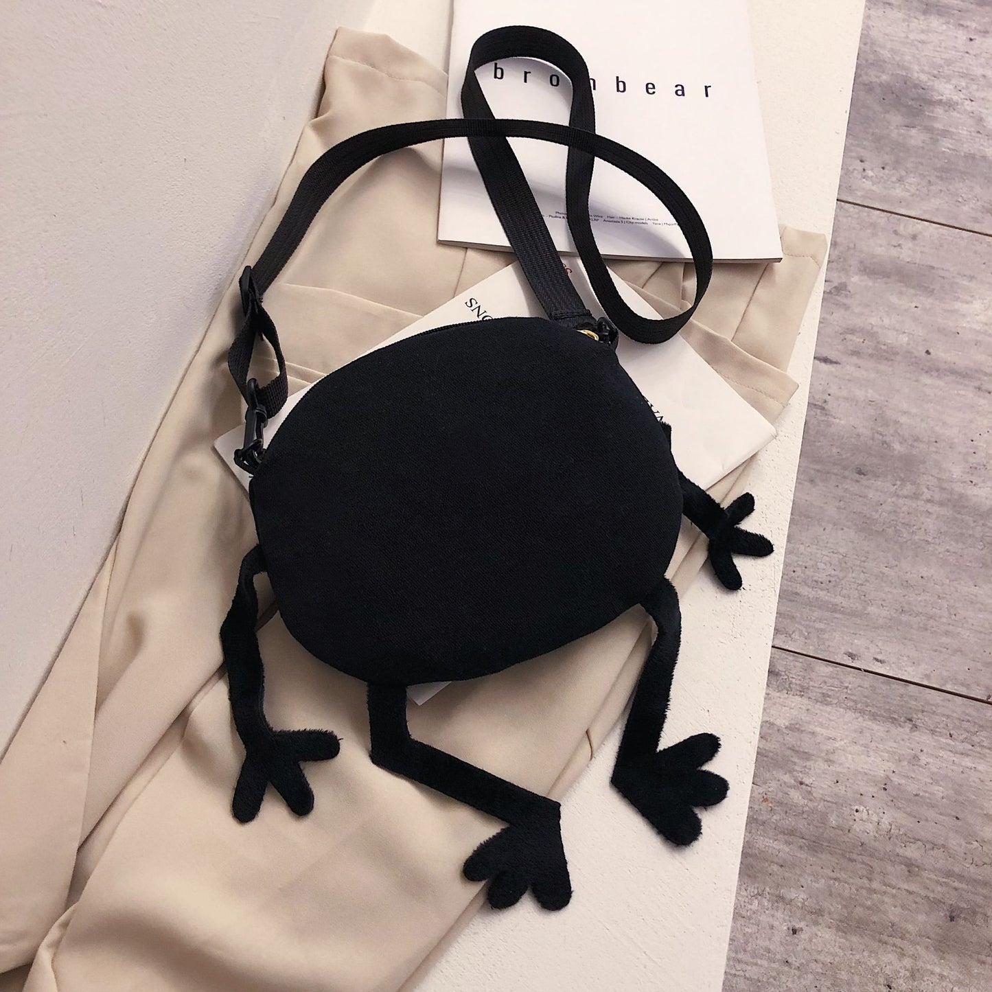 Personalized funny canvas small bag for women 2020 new trendy Korean version student style girl one-shoulder cross-body small round bag