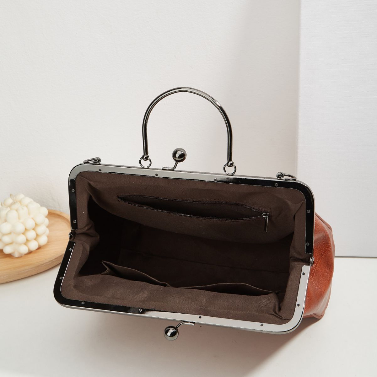 Manufacturer wholesale 2023 autumn and winter new women's handbag fashion crossbody clip bag European and American oil leather Spanish women