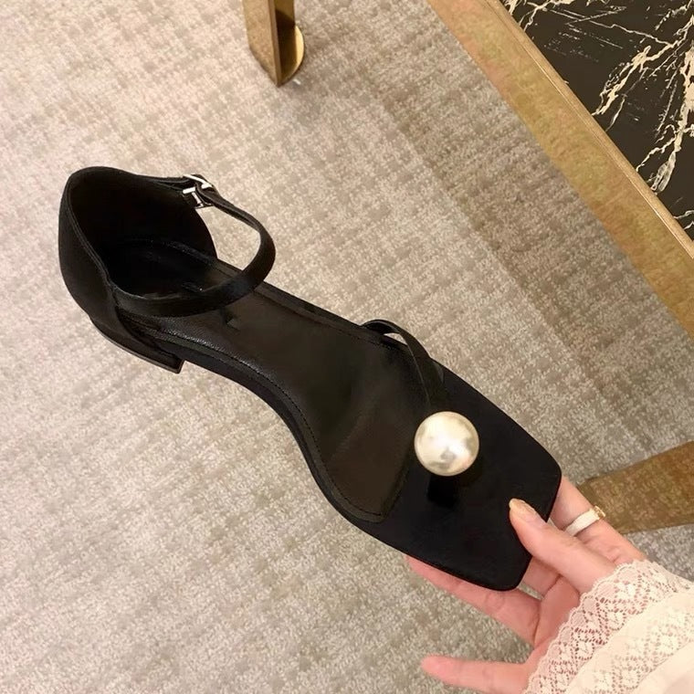 Flat-bottomed French style black niche sandals fairy shoes 2023 new summer hot style pearl thong Roman shoes