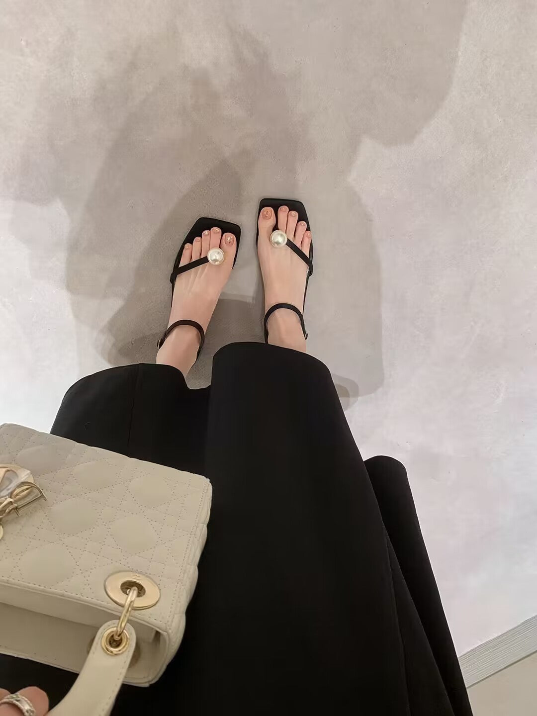 Flat-bottomed French style black niche sandals fairy shoes 2023 new summer hot style pearl thong Roman shoes