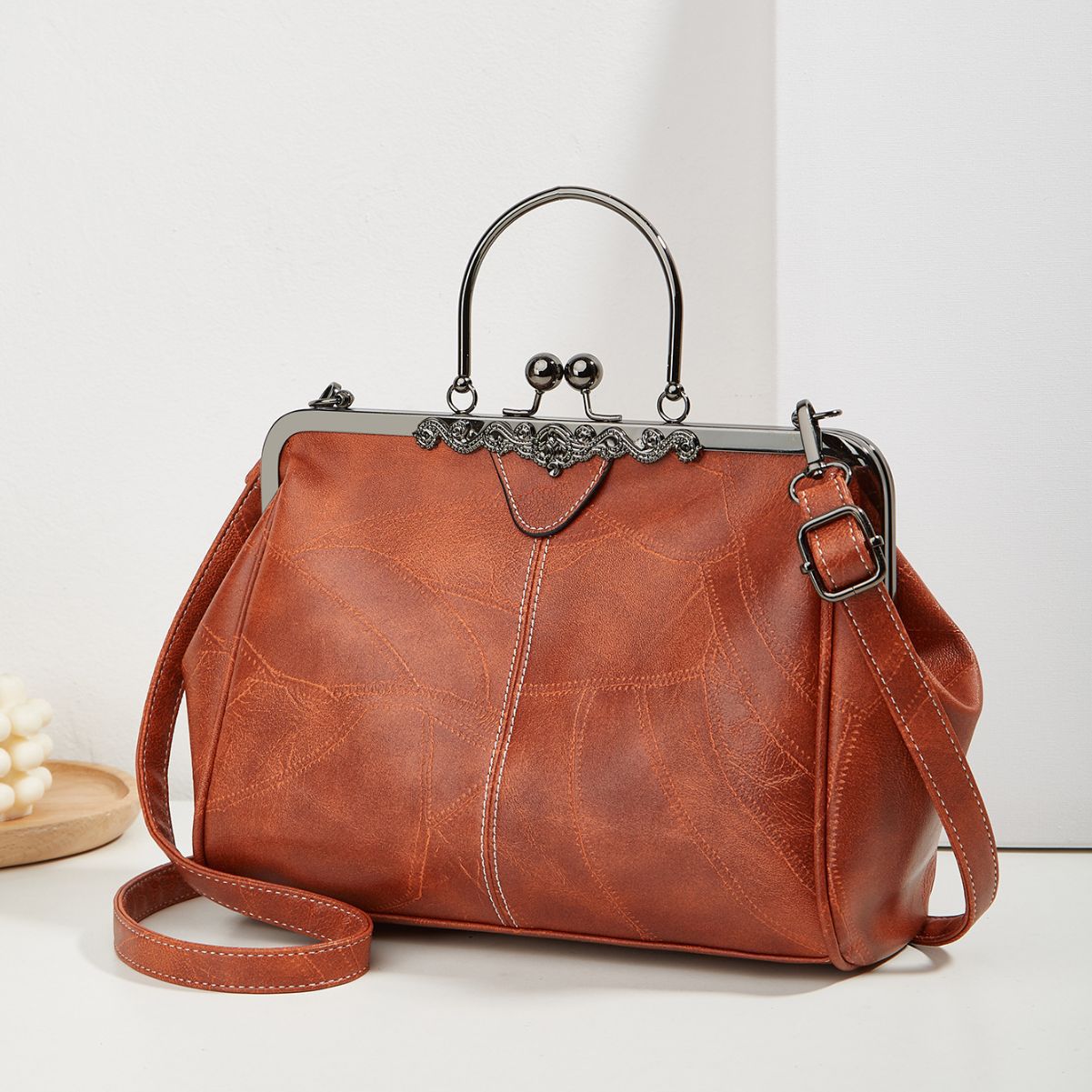 Manufacturer wholesale 2023 autumn and winter new women's handbag fashion crossbody clip bag European and American oil leather Spanish women