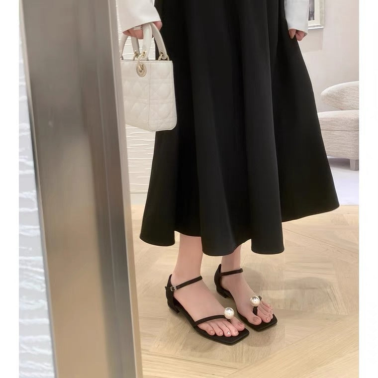 Flat-bottomed French style black niche sandals fairy shoes 2023 new summer hot style pearl thong Roman shoes