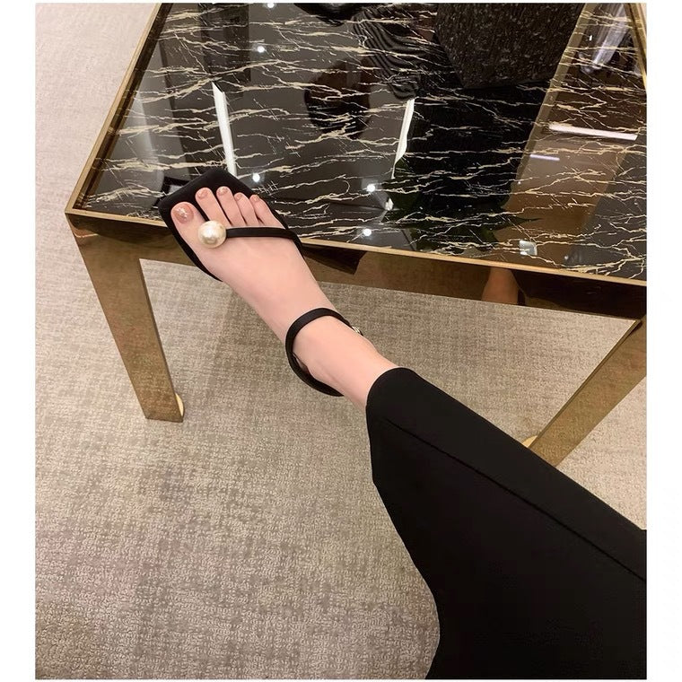 Flat-bottomed French style black niche sandals fairy shoes 2023 new summer hot style pearl thong Roman shoes