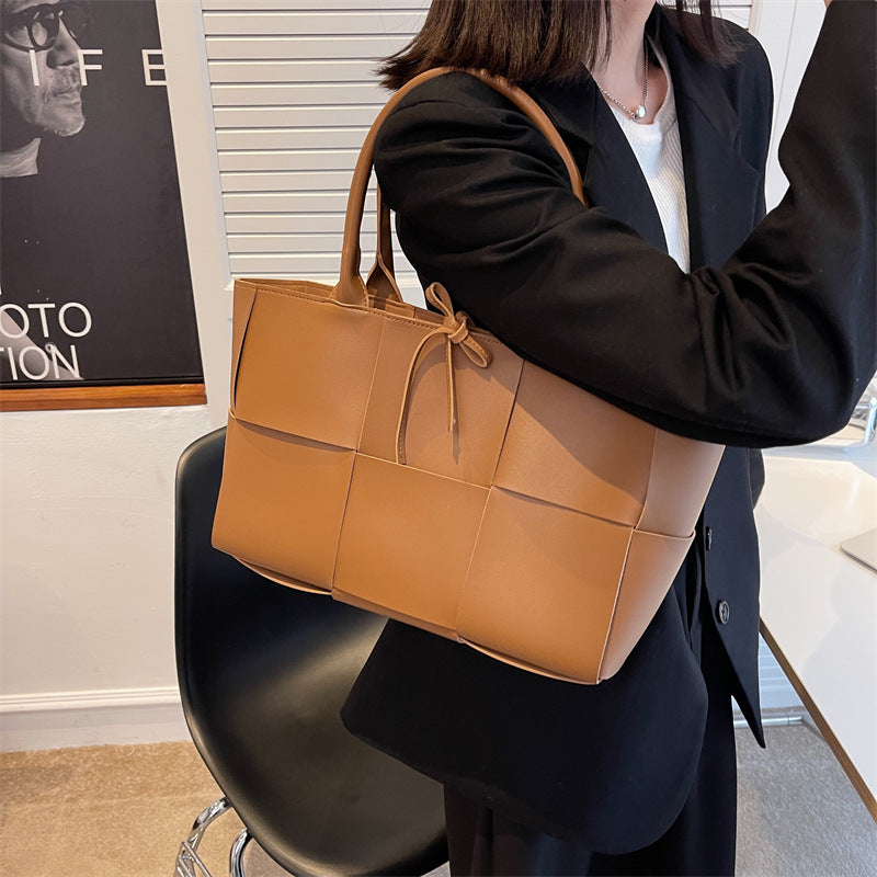 Internet celebrity big bag 2023 new trendy high-end style shoulder bag women's bag large capacity versatile portable tote bag