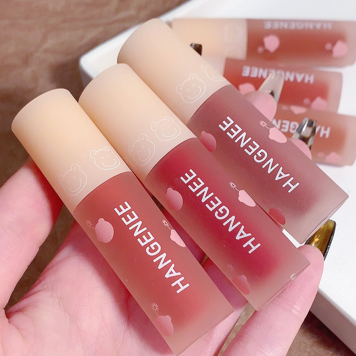 &amp;HANGENEE Han Jini Firework Bear Lip Glaze Niche အမှတ်တံဆိပ် Mirror Water Glossy Lip Glaze သက်သာသော နှုတ်ခမ်းနီ လက်ကား 