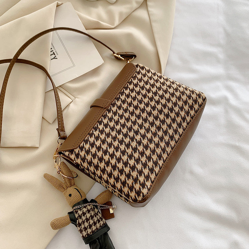 This year's popular high-end niche houndstooth bag women's autumn and winter new fashion trendy one-shoulder cross-body small square bag 